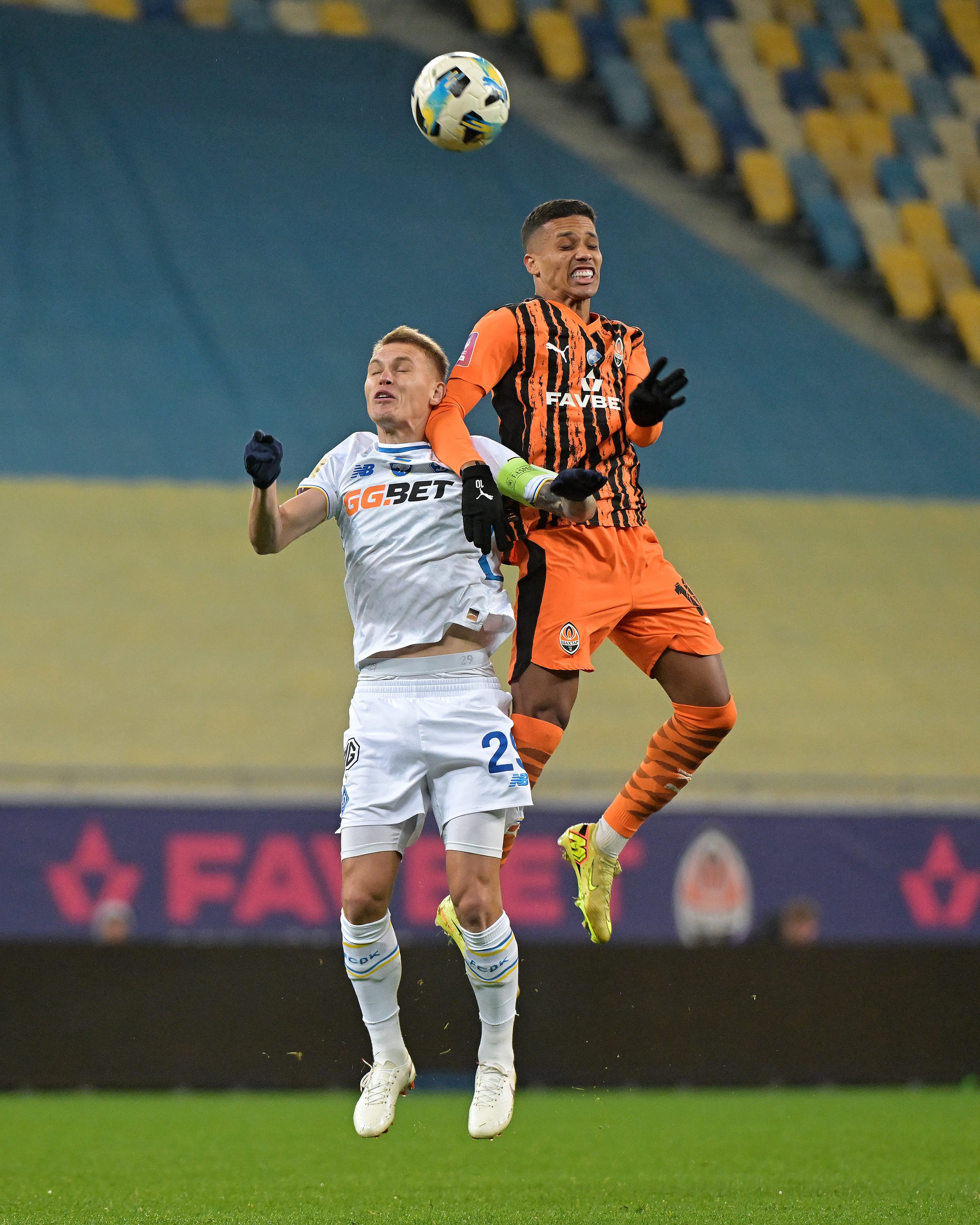 Педріньйо бореться за м'яч