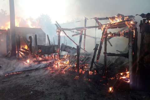 У Житомирській області загорівся "шанхай" з господарських будівель