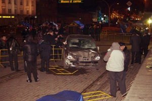 В машине, въехавшей в толпу людей в Луганске, нашли два шприца
