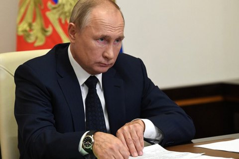 Путіна щепили від коронавірусу російською вакциною