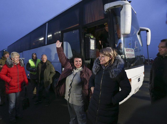 Наталія Карачор ( в центрі з піднятою рукою) після звільнення, перші кроки на підконтрольній Україні території
