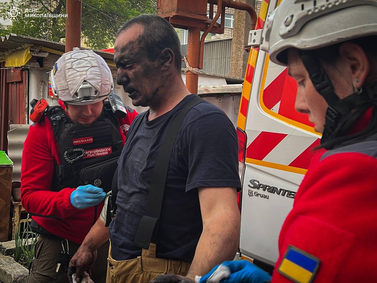 У Миколаєві під час гасіння пожежі постраждало 5 рятувальників