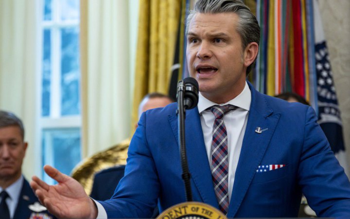 Міністр оборони США звинуватив Байдена у наданні зброї Україні