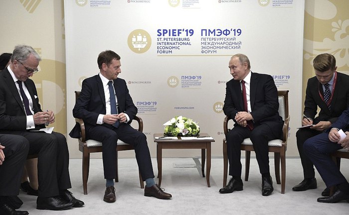 Зустріч Путіна з Кретчмером під час економічного форуму у Санкт-Петербурзі, 7 червня 2019. 