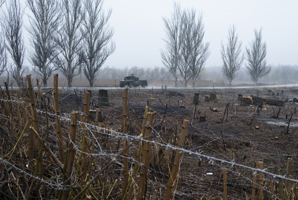 Медевак проїжджає повз поле з фортифікаційними спорудами поблизу Покровська 
