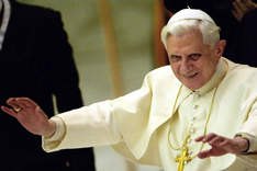 Бенедикт XVI выступил против "нерегулируемого капитализма"