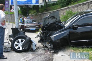 У Києві "Лексус" урізався в стовп