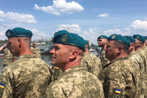 В ВМС объяснили отказ морпехов сменить береты на церемонии с Порошенко их личной позицией