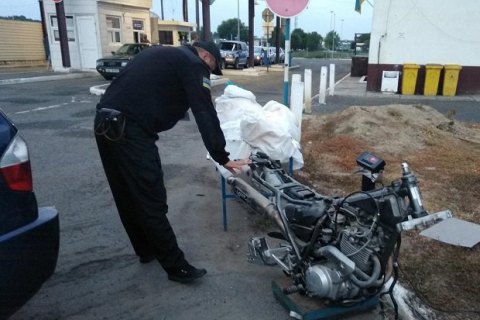 На кордоні з Угорщиною прикордонники виявили в багажнику легкового BMW мотоцикл