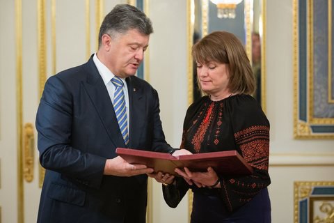 Порошенко присвоил звание героя Украины погибшему в АТО лидеру афганцев с Майдана