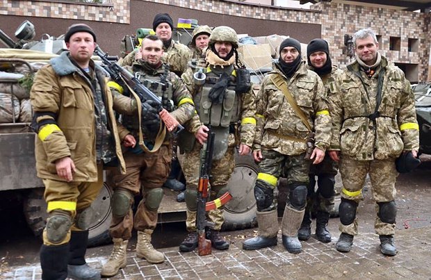Брановицкий - крайний справа и Андрей &lt;&lt;Север&gt;&gt; (пятый справа) с бойцами, защищавшими ДАП в декабре
2014 г.