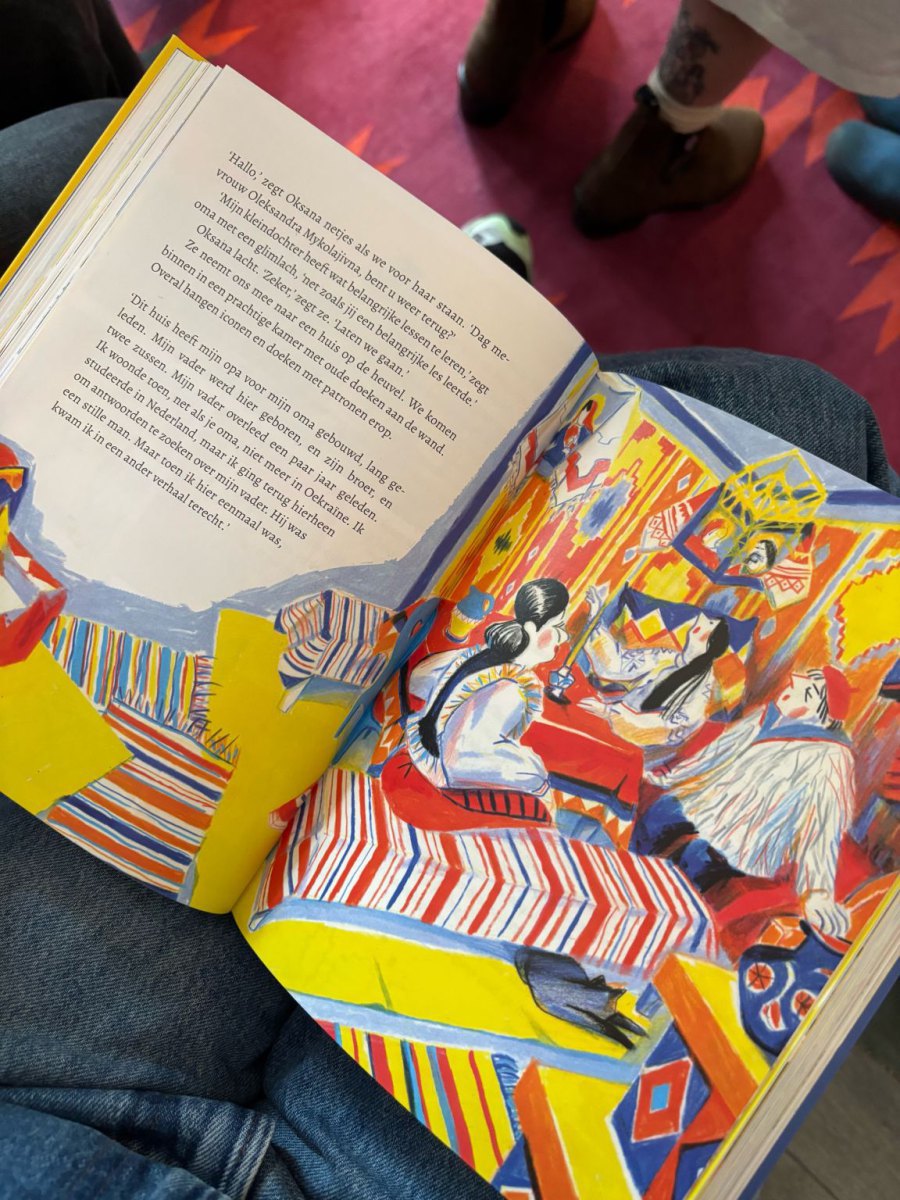 Один із розворотів книжки