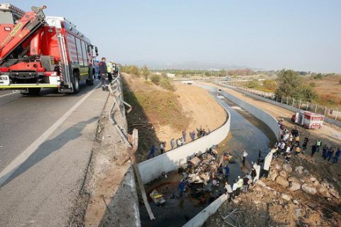 Вантажівка впала з 20-метрового мосту в Туреччині, 22 загиблих