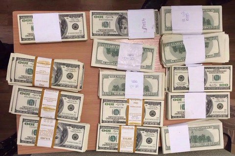 Київські патрульні знайшли в безхатька $132 тис. готівкою