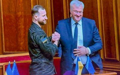 Мітинг з картонками, вимога викликати Зеленського і присяга: як Рада призначала Сибігу і Хмару 
