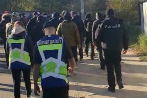 Под домами Зеленского и Порошенко продолжаются акции протеста 