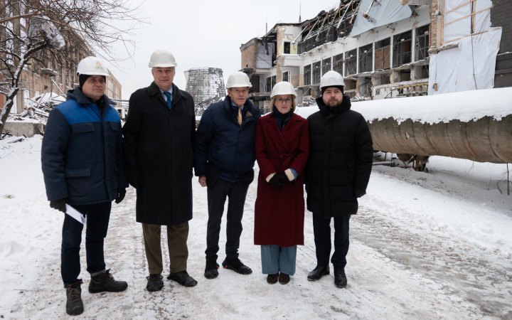 Сенатори США відвідали зруйновану російськими ударами ТЕЦ у Києві