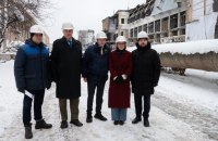 Сенатори США відвідали зруйновану російськими ударами ТЕЦ у Києві