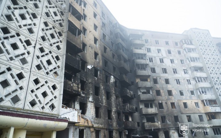 У Тернополі хочуть знайти чоловіка, який рятував людей із палаючого від російських обстрілів будинку