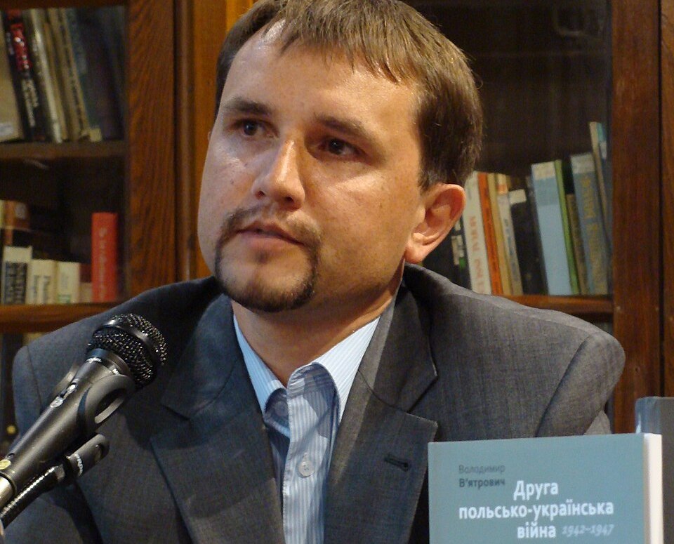Володимир В’ятрович із книжкою, назва і зміст якої викликають у поляків гостре несприйняття. 