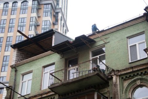 В Киеве начали демонтаж незаконной надстройки на старом доме по улице Саксаганского