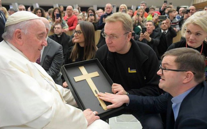 Садовий передав Папі Римському хрест із уламком російської ракети, який витягнули з 13-річної дівчинки