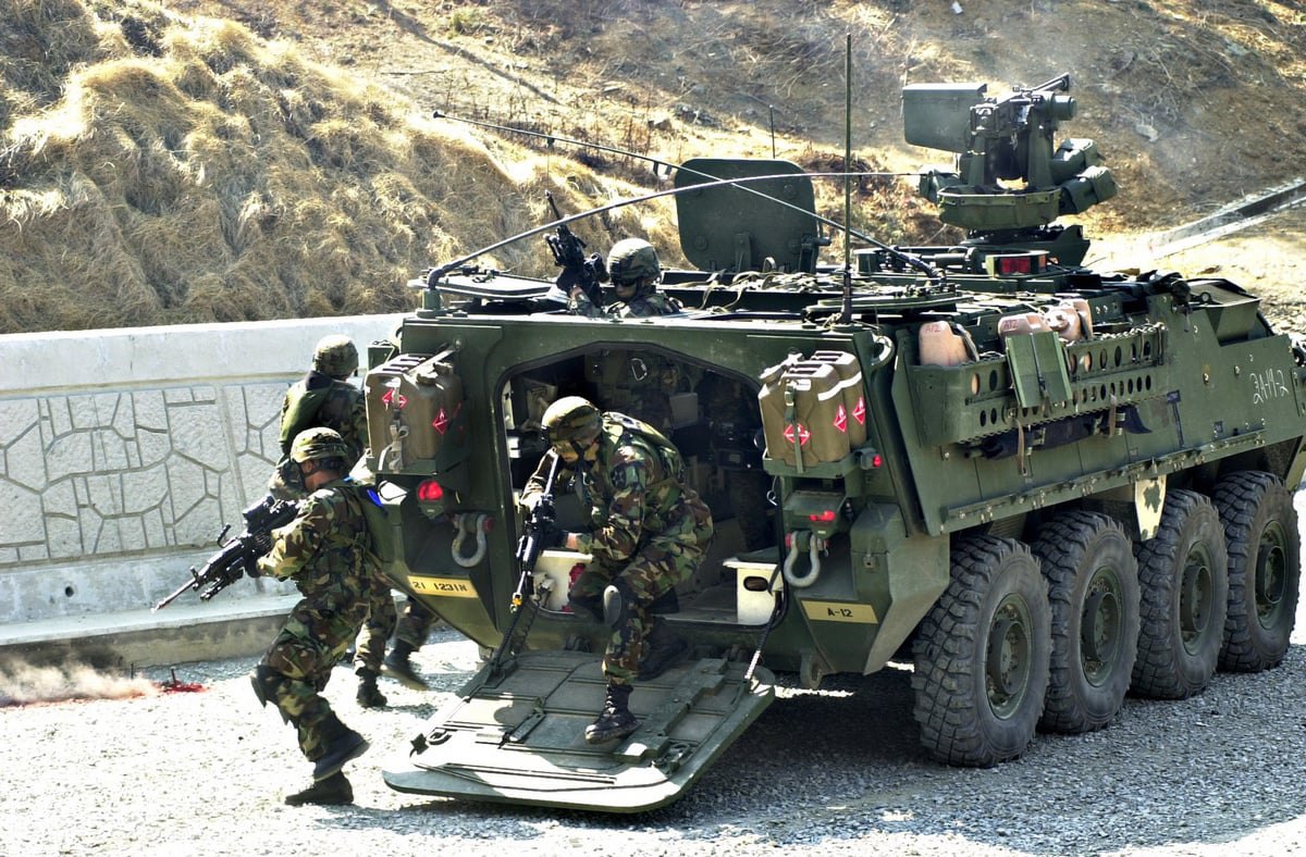 Висадка десанту зі «Страйкера» під час військових навчань у Південній Кореї. 2-га піхотна дивізія США. 20 березня 2005