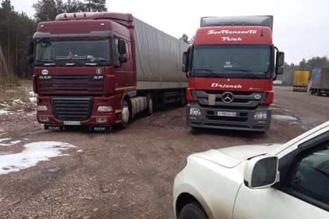 Активисты согласились пропустить российские грузовики обратно в РФ