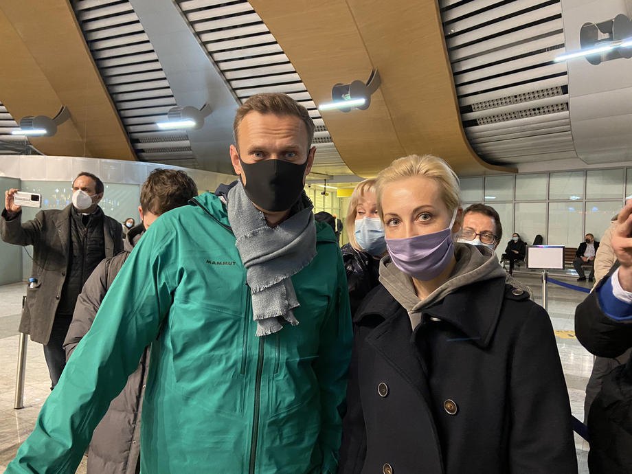 Олексій Навальний з дружиною в аеропорту після приземлення в Москві перед затриманням