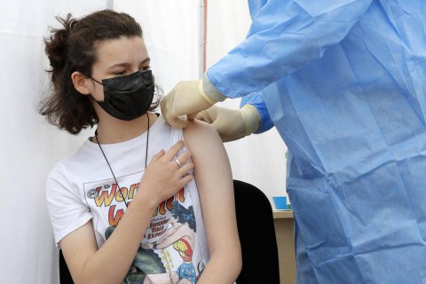 МОЗ анонсувало вакцинацію від ковіду неповнолітніх