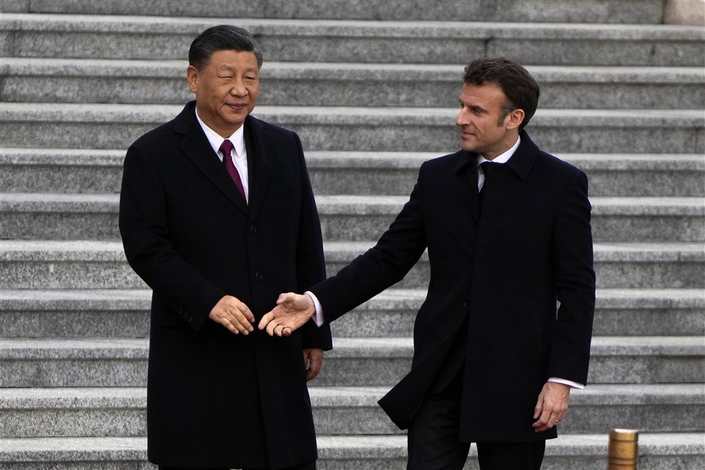 Емманюель Макрон і президент Китаю Сі Цзіньпін під час церемонії зустрічі біля Дому народних зборів у Пекіні, 6 квітня 2023 року.