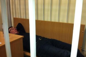 Луценко специально лег на лавку, чтобы его фотографировали - прокурор