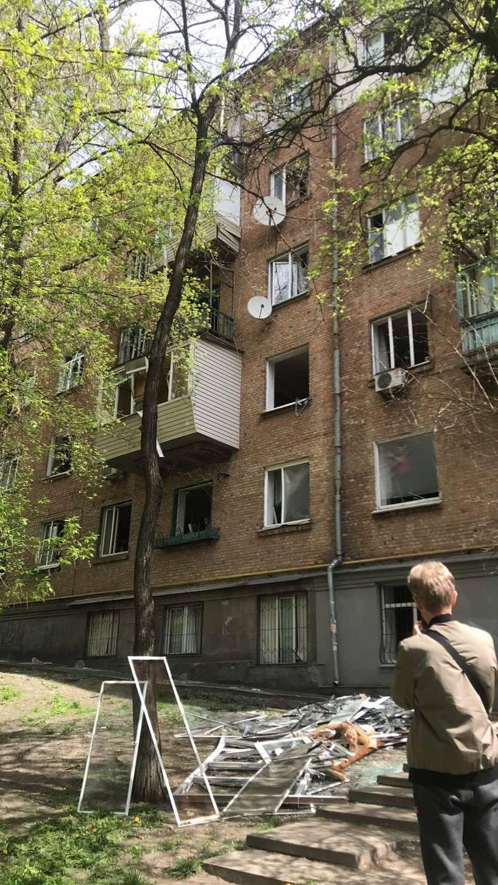 Пошкоджені будинки на вулиці Татарській - без вікон та газу.
