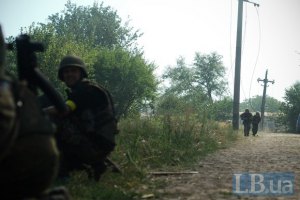Окруженные украинские военные сдаются в плен российским десантникам (Обновлено)