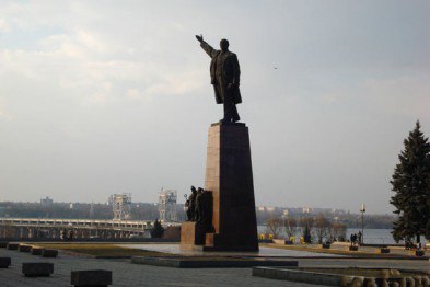 Запорожский горсовет признал Россию агрессором и решил демонтировать памятник Ленину