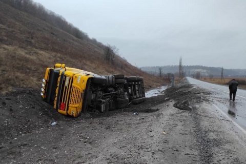 На Луганщине перевернулся грузовик с более чем 26 тоннами мазута