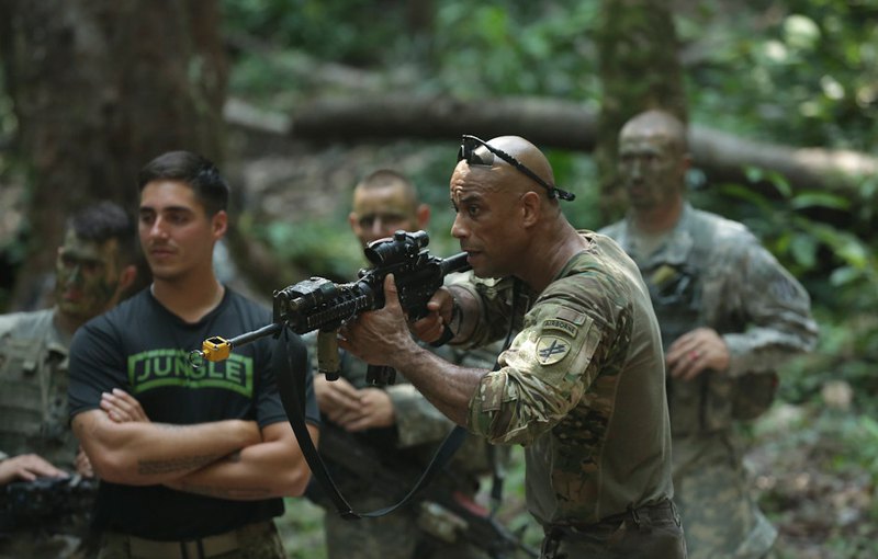 Інструктор французької армії демонструє правильну техніку переміщення загону у джунглях, Габон, 8 червня 2016 року.