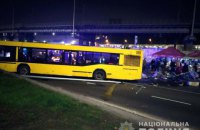 В Киеве автобус выехал на пешеходную зону и снес МАФ, один человек погиб