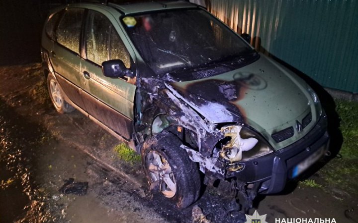 ​У Бердичеві вночі підпалили два військових автомобілі 