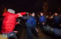 В Киеве активисты снесли забор незаконной застройки на Утином озере на Позняках