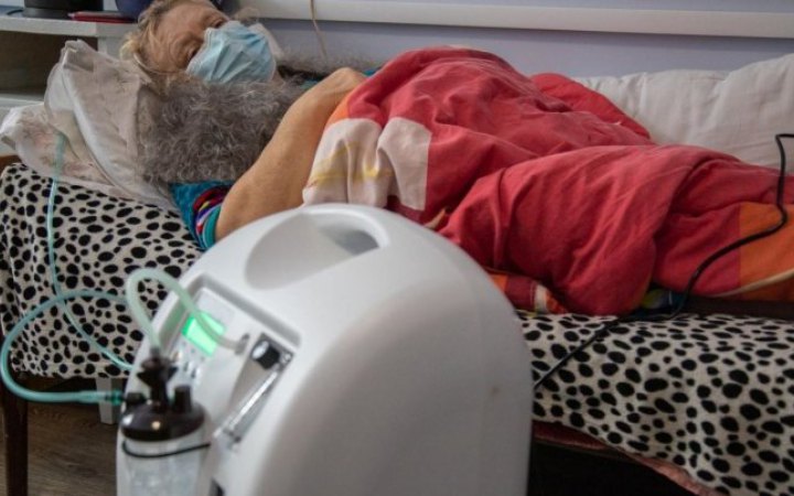 «Якби генератор вийшов з ладу, дитина могла б померти без кисню»: як дають раду з довгими відключеннями вразливі люди 