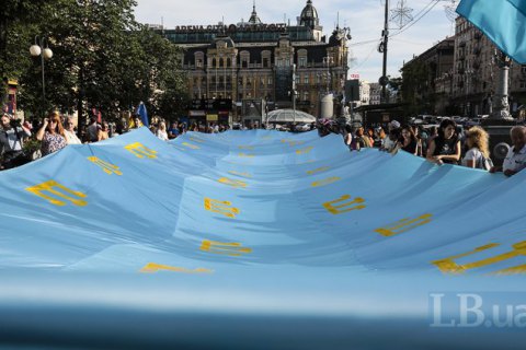 По центру Киева пронесли 40-метровый крымскотатарский флаг