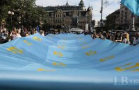 Центром Києва пронесли 40-метровий кримськотатарський прапор