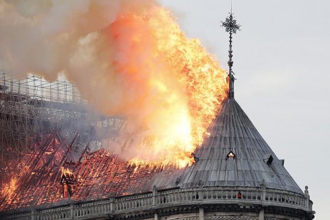 Названо попередню причину пожежі в соборі Паризької Богоматері