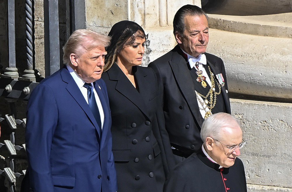 Президент США Дональд Трамп з дружиною під час церемонії прощання з Папою Римським Франциском у Ватикані.