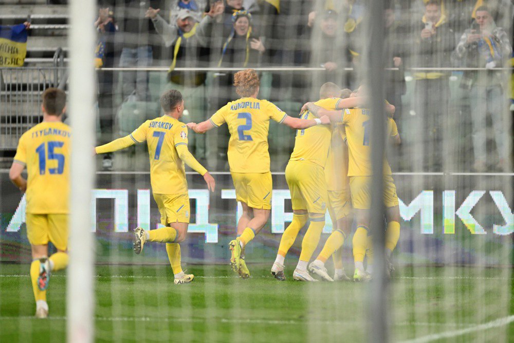 Гравці збірної України після голу під час фінального матчу плей-офф УЄФА ЄВРО-2024 між Україною та Ісландією у Вроцлаві, Польща, 26 березня 2024 року.
