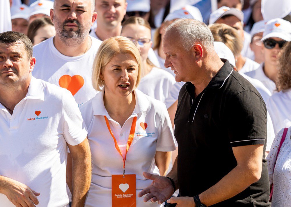 Голова організації «Серце Молдови» Ірина Влах (в центрі) та колишній президент Молдови та лідер Партії соціалістів Ігор Додон
(праворуч) беруть участь у антиурядовому протесті в Кишиневі, 17 серпня 2025 року.