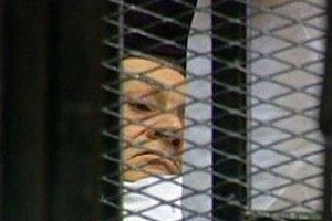 Мубарак предстал перед судом, лежа на больничной койке