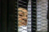 Мубарак предстал перед судом, лежа на больничной койке