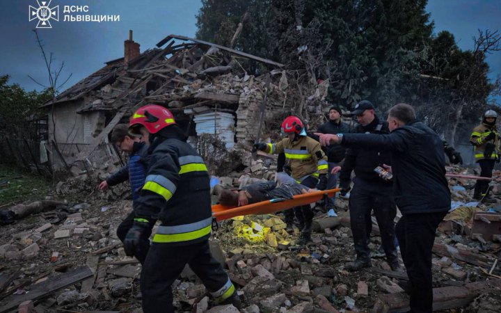 Головне за ніч та ранок неділі, 5 жовтня: масована ворожа атака, загиблі й руйнування на Львівщині, авіаудар по Слов’янську